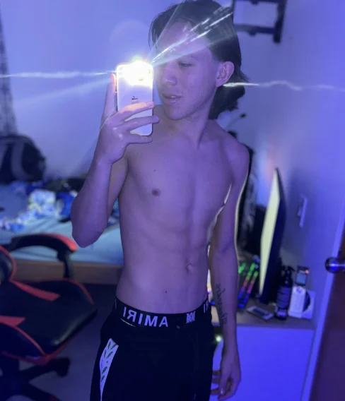 kevinbigcokc18 Adlı Modelin Çevrimdışı XXX Sohbeti