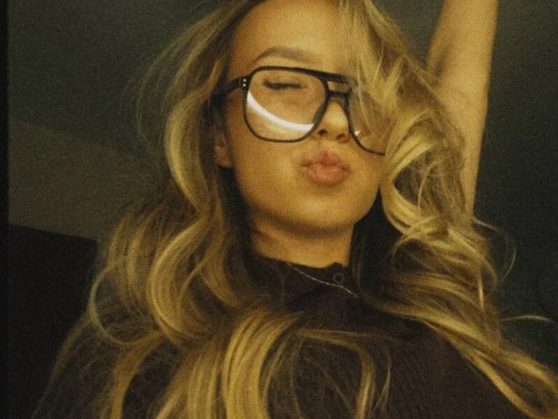 Chat XXX offline de HollisBeckett