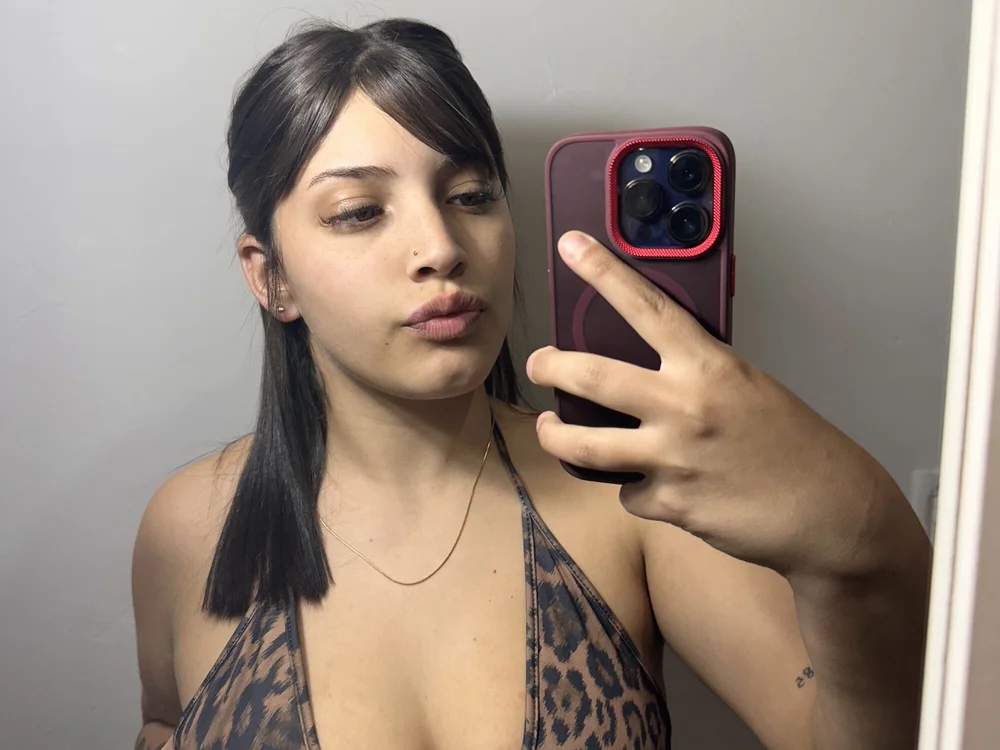 solangeflor09's Offline XXX Chat