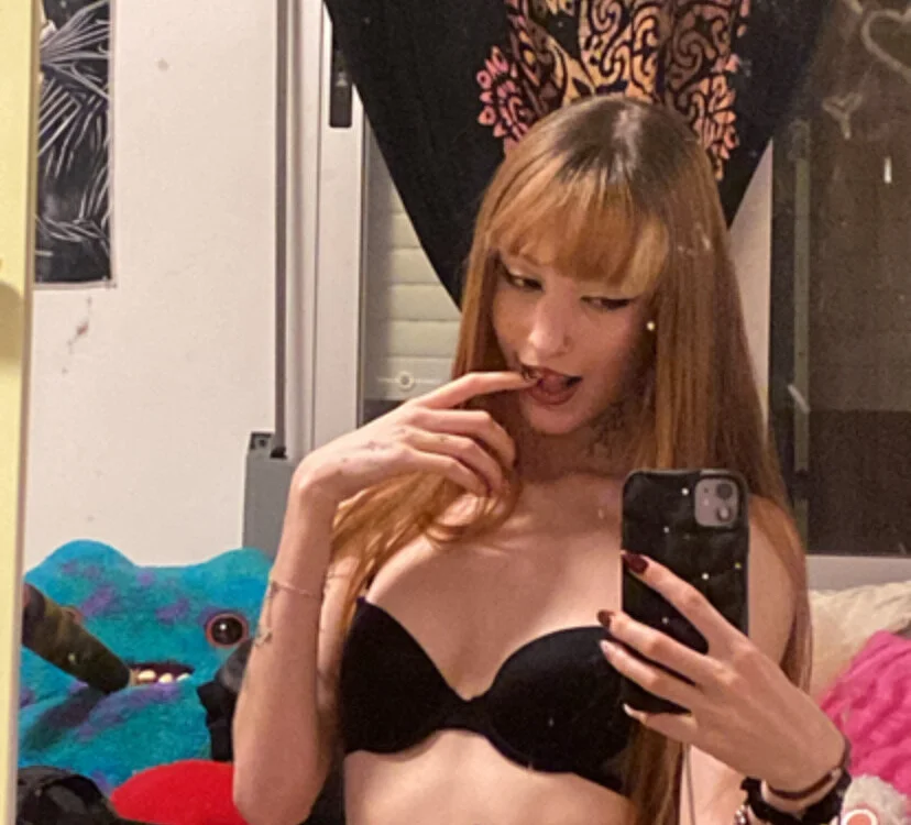 CleoScarlet Adlı Modelin Çevrimdışı Sohbet Odası