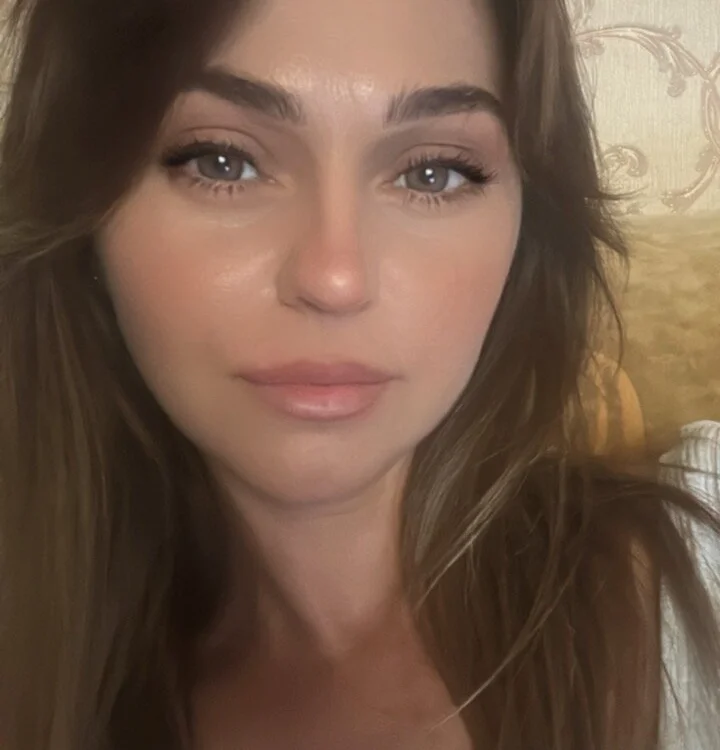 ElenaPlayful's Offline Chat Room
