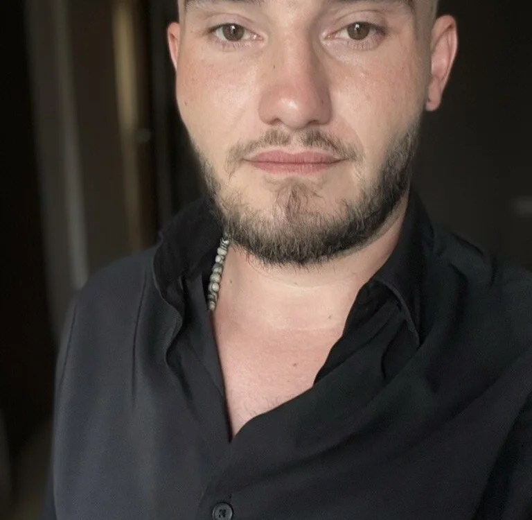avamonroe25's Offline Chat Room