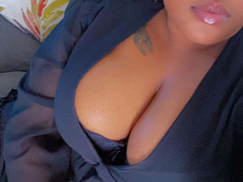 busty_megan's Offline XXX Chat