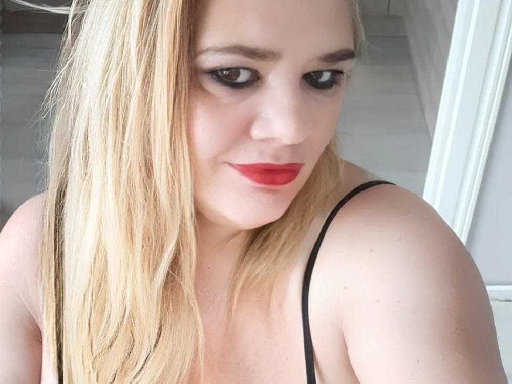 hotladymoon's Offline Chat Room