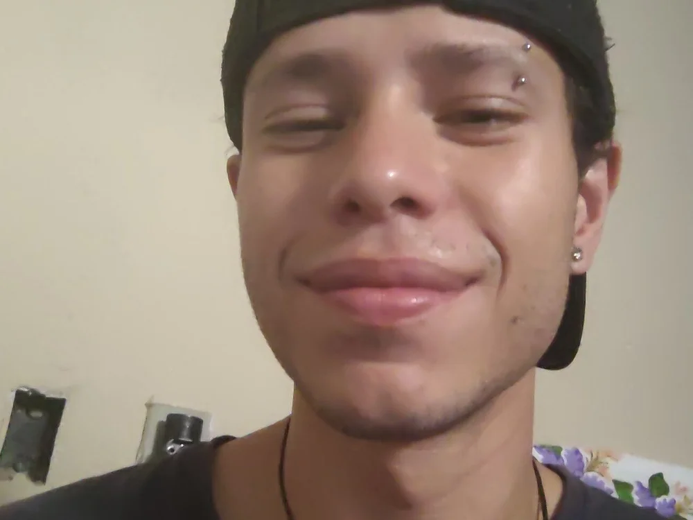 Thomzmelo25's Offline Chat Room