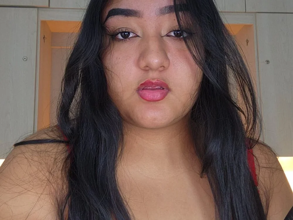 LilyWhitneyn Offline XXX chat