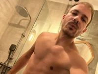 Adventurehotman লাইভ XXX চ্যাট