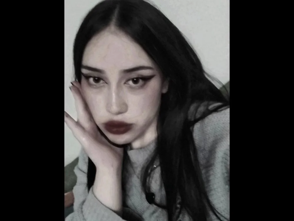 Aria_dreams' Offline XXX Chat