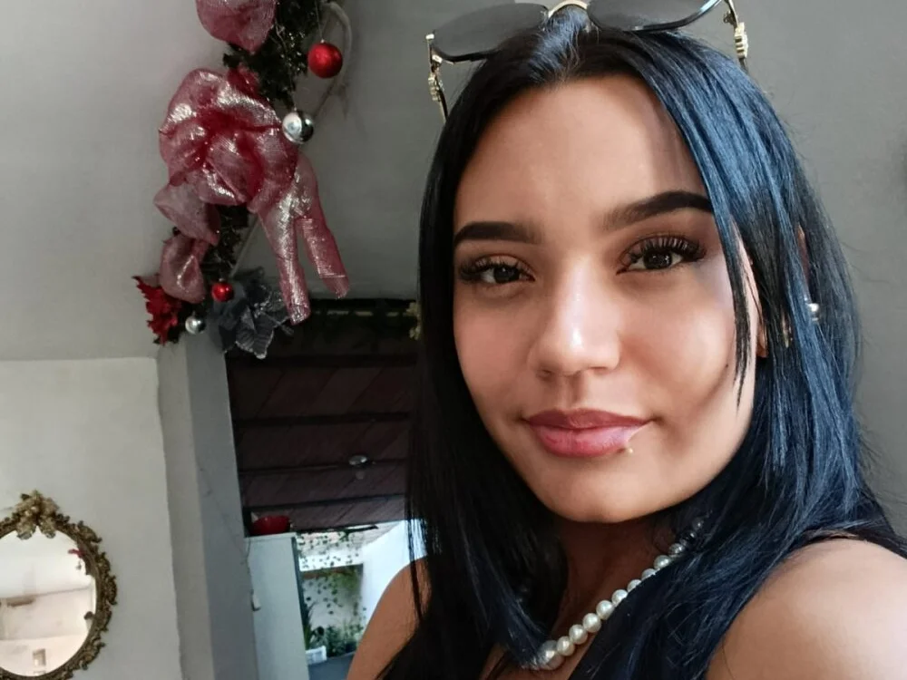 sara_lux1's Offline Chat Room