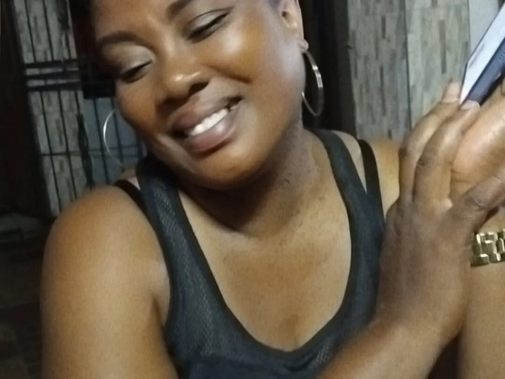 STRAWBERRYLIPSxx99 cam model