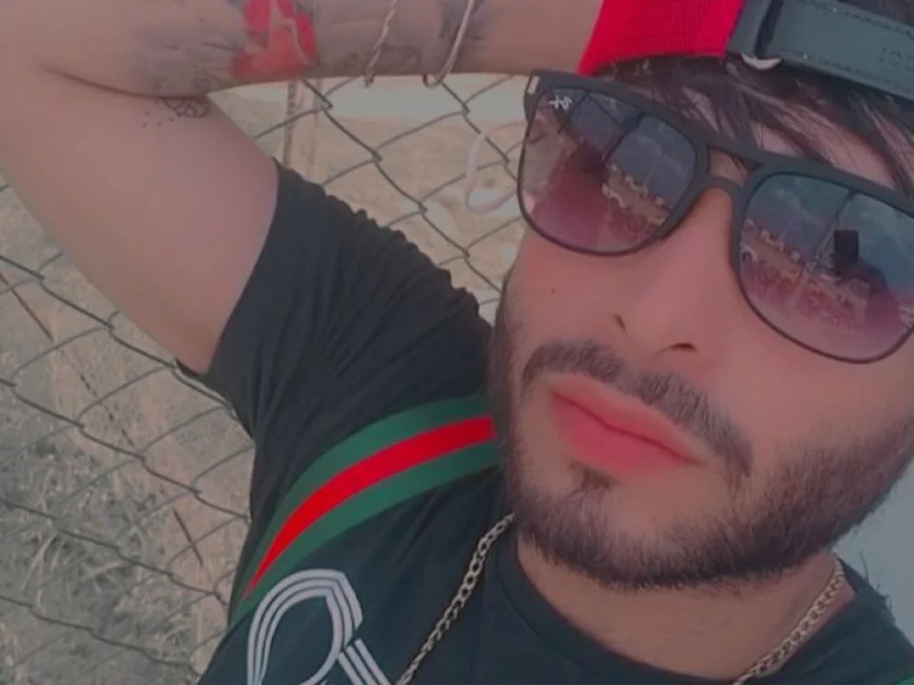 Sexy_accommodating_guys' Offline XXX Chat