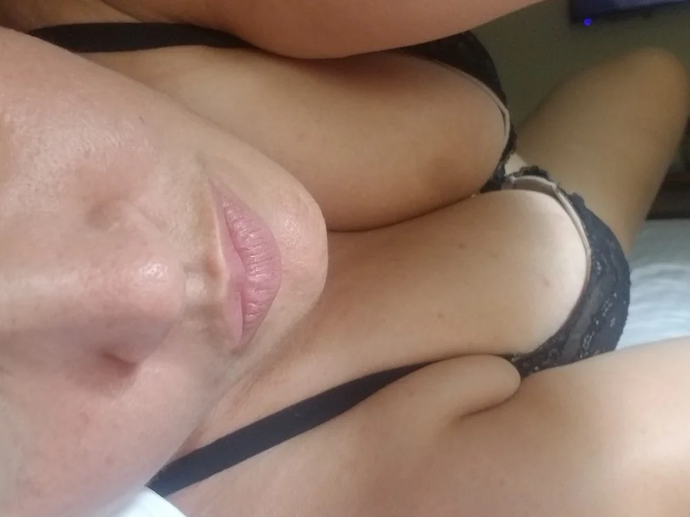 seductress80's Offline Chat Room