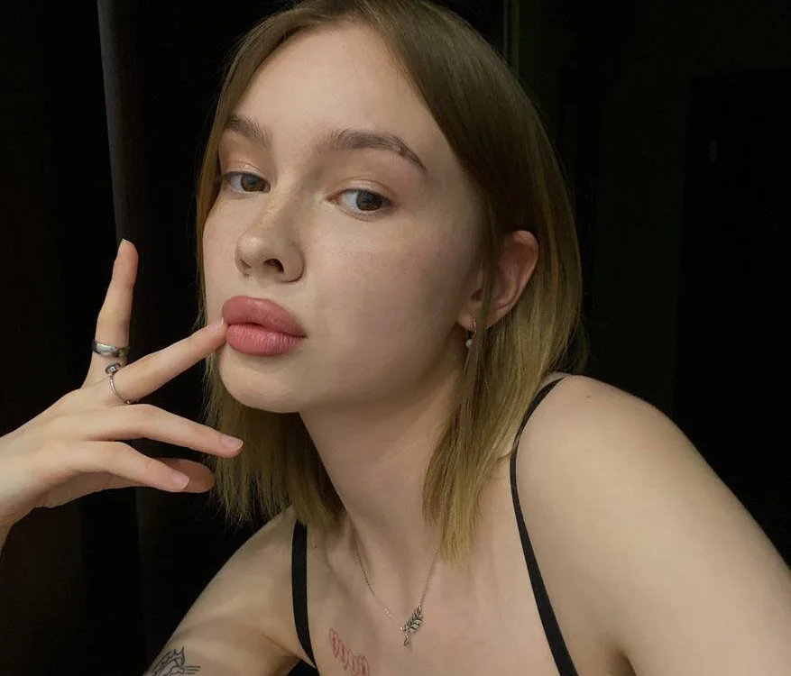 MiaColemanb's Offline Chat Room