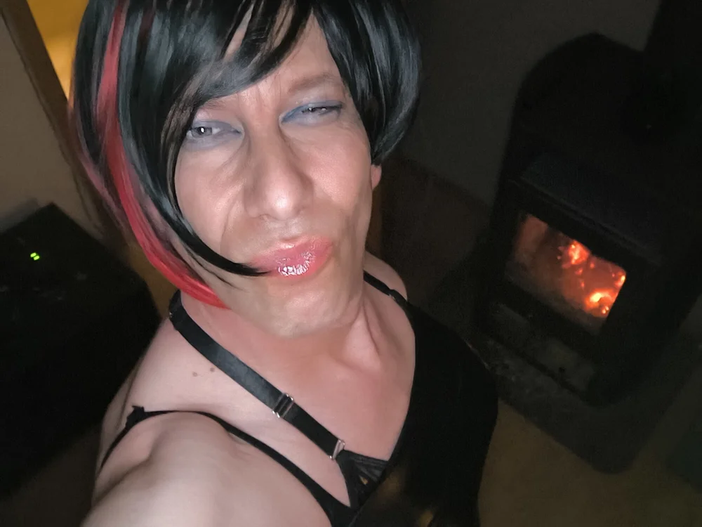 CrossDress76's Offline Chat Room