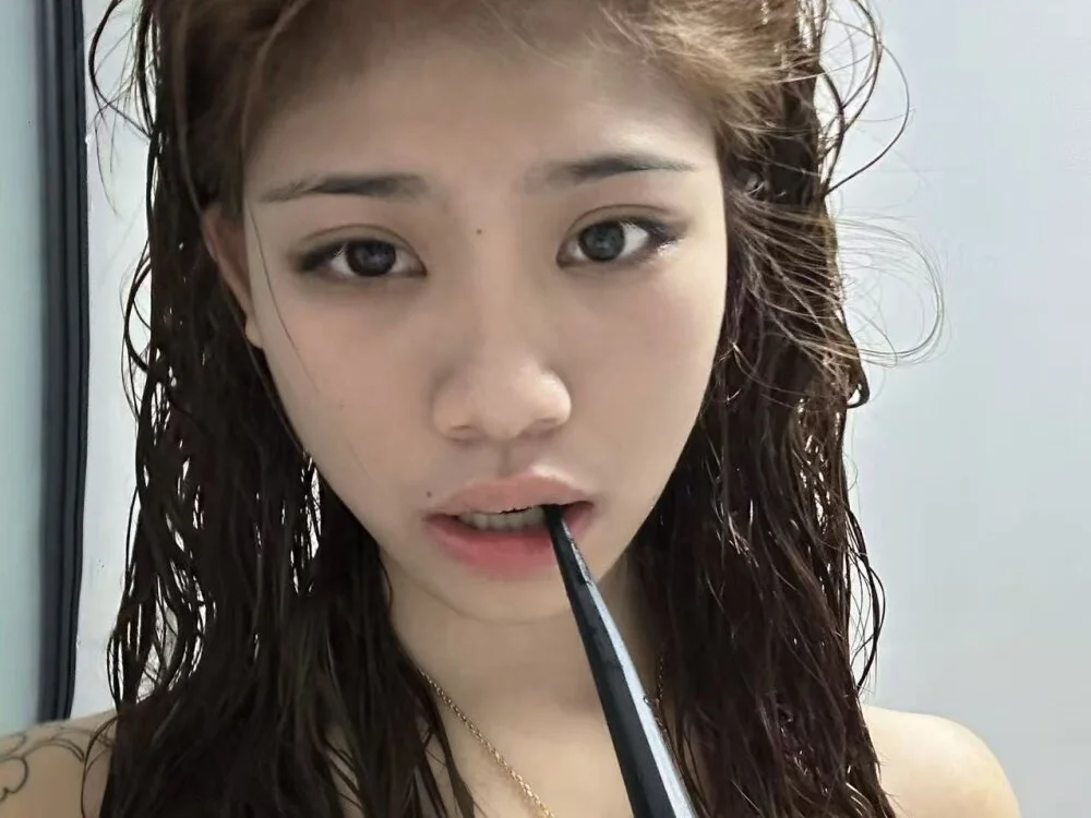 xiaoya-999 অফলাইন XXX চ্যাট