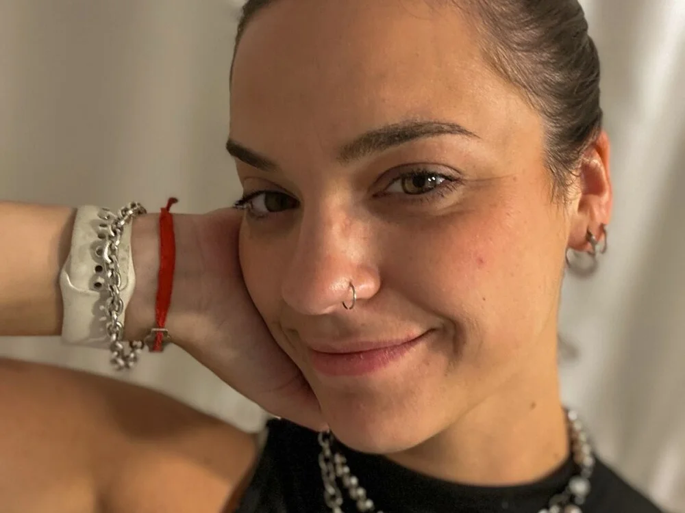 Luna-HotLatina Chat XXX offline