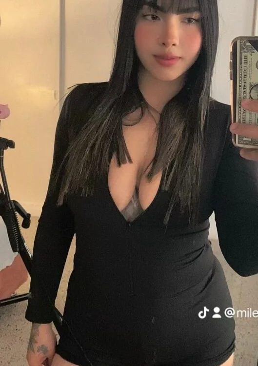 MelissaSaenzgh_'s Offline Chat Room