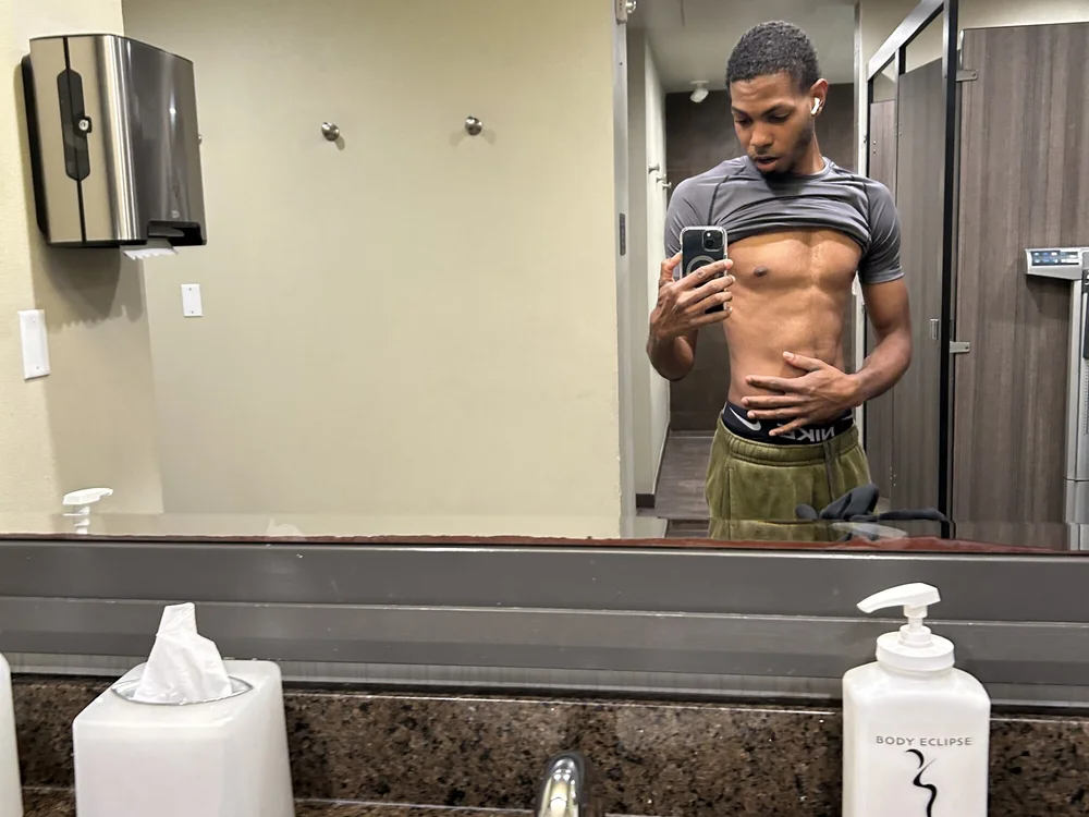 loranzo17a অফলাইন XXX চ্যাট