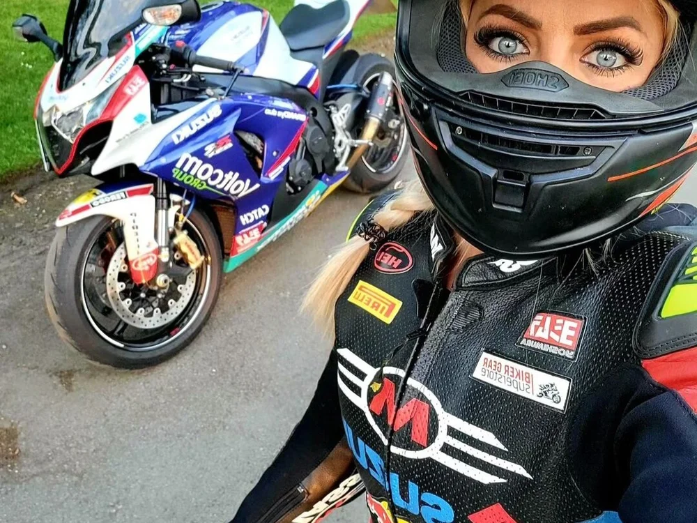 BikerDoll's Offline Chat Room