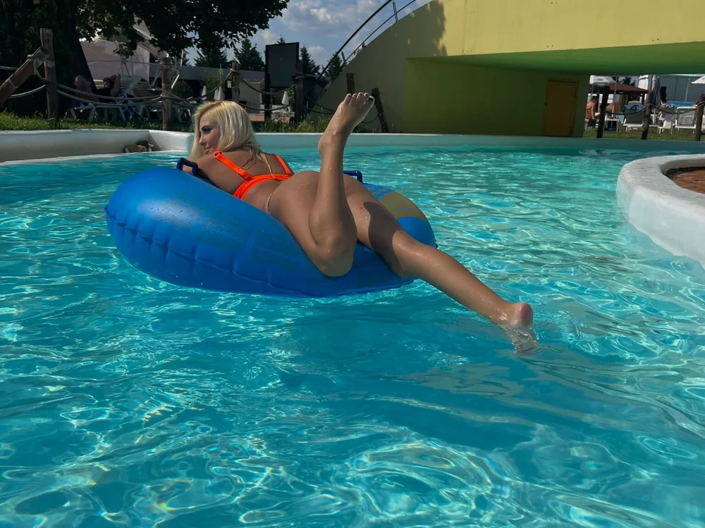 MiaGoldd_ Chat XXX offline