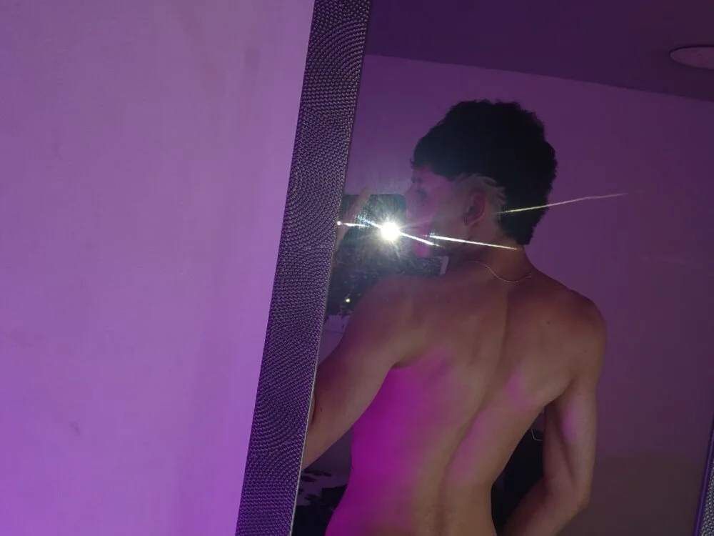 MateoMitchell 離線 XXX 聊天