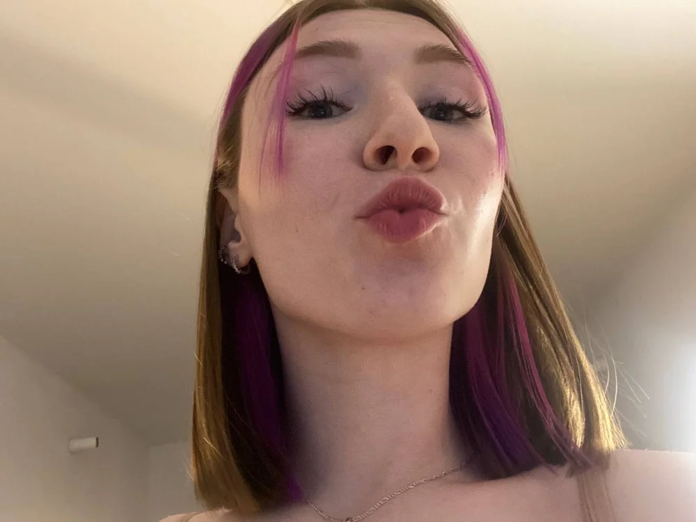 AmyOfficial's Offline Chat Room