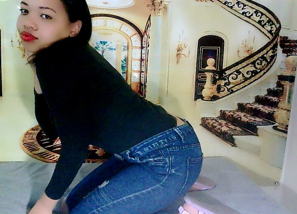 EroticTreasure69's Offline Chat Room