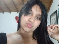 Adelee_23 অফলাইন চ্যাট রুম