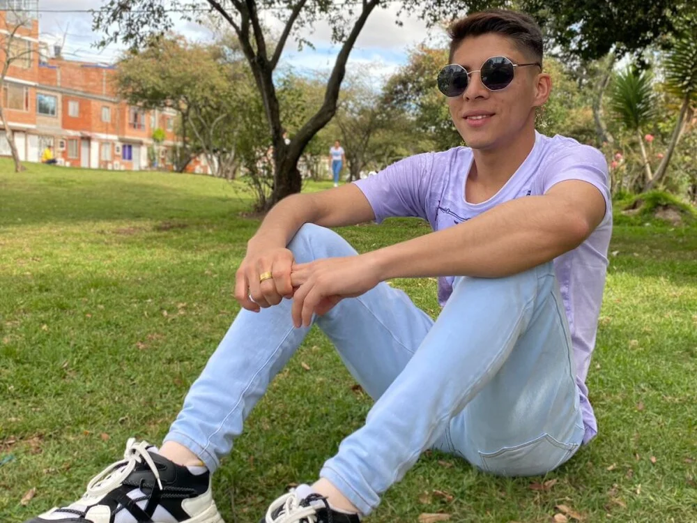 justin_alexxx Adlı Modelin Çevrimdışı XXX Sohbeti