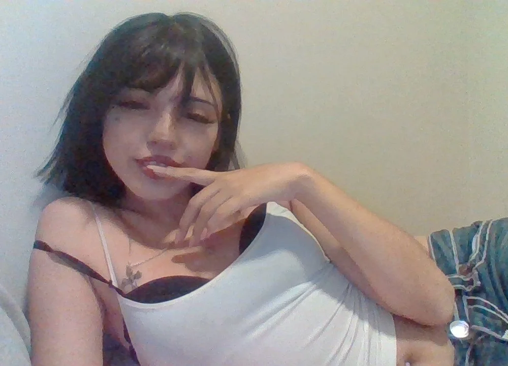 sensitivehoee's Offline Chat Room