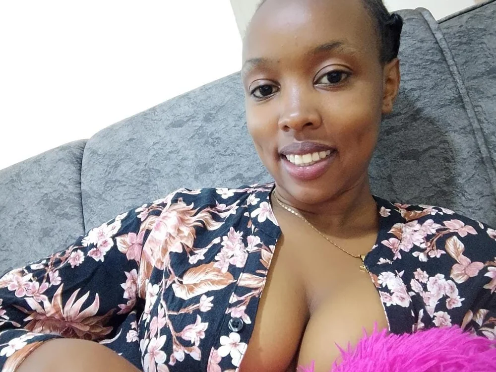 QueenPetite_'s Offline XXX Chat