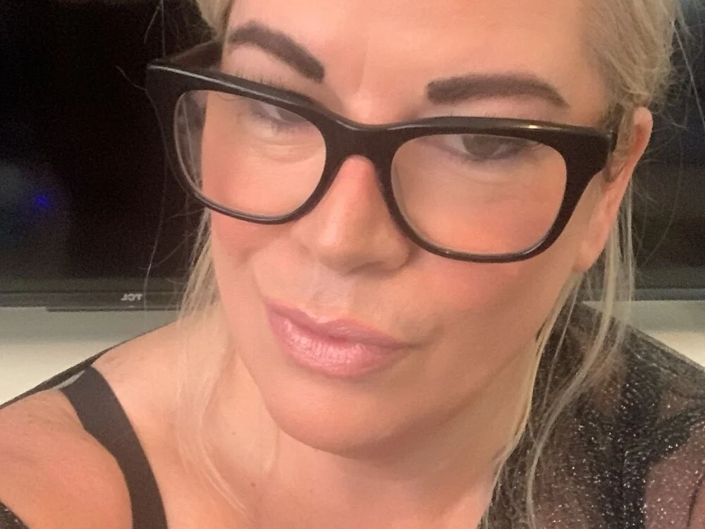 curvy-Ruby-Uk's Offline XXX Chat