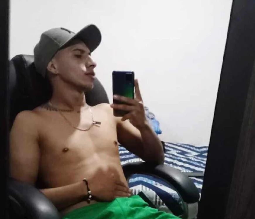 boys_colombian's Offline XXX Chat