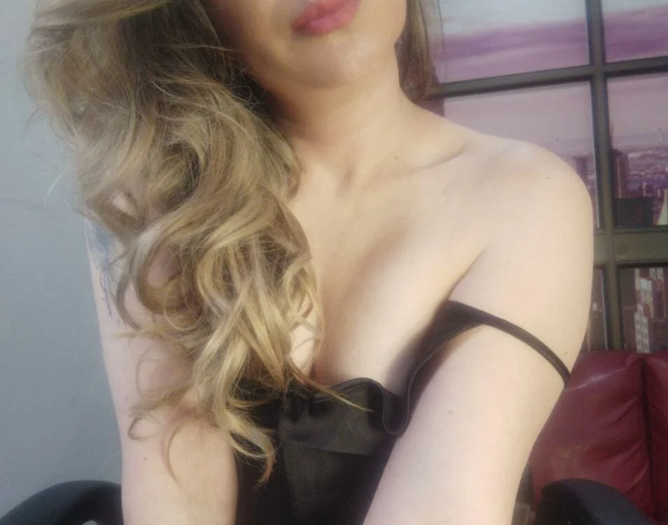 CHANEL_GOLD's Offline XXX Chat