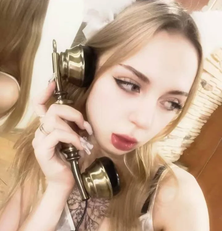 V_eronica3's Offline Chat Room