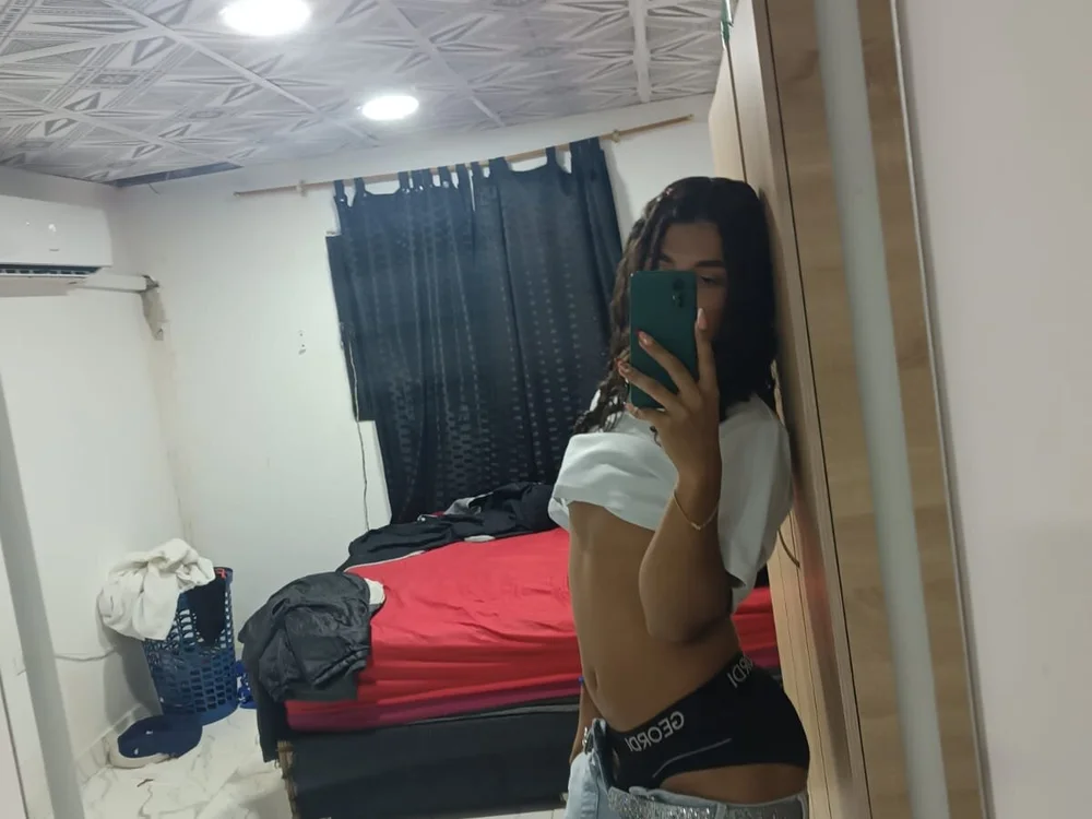 HotGirlsWithACucumber's Offline Chat Room