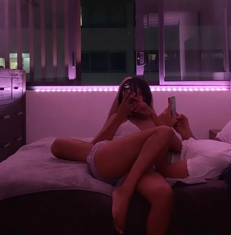 PLAYMATE12's Offline Chat Room