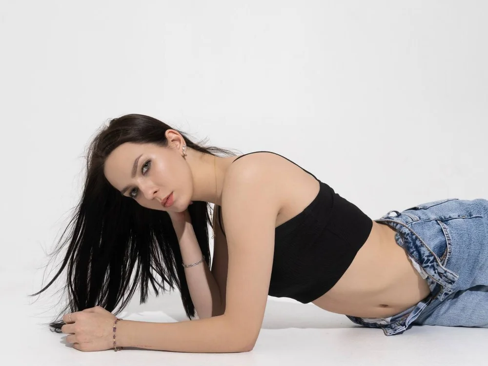 CoralieWillock cam model