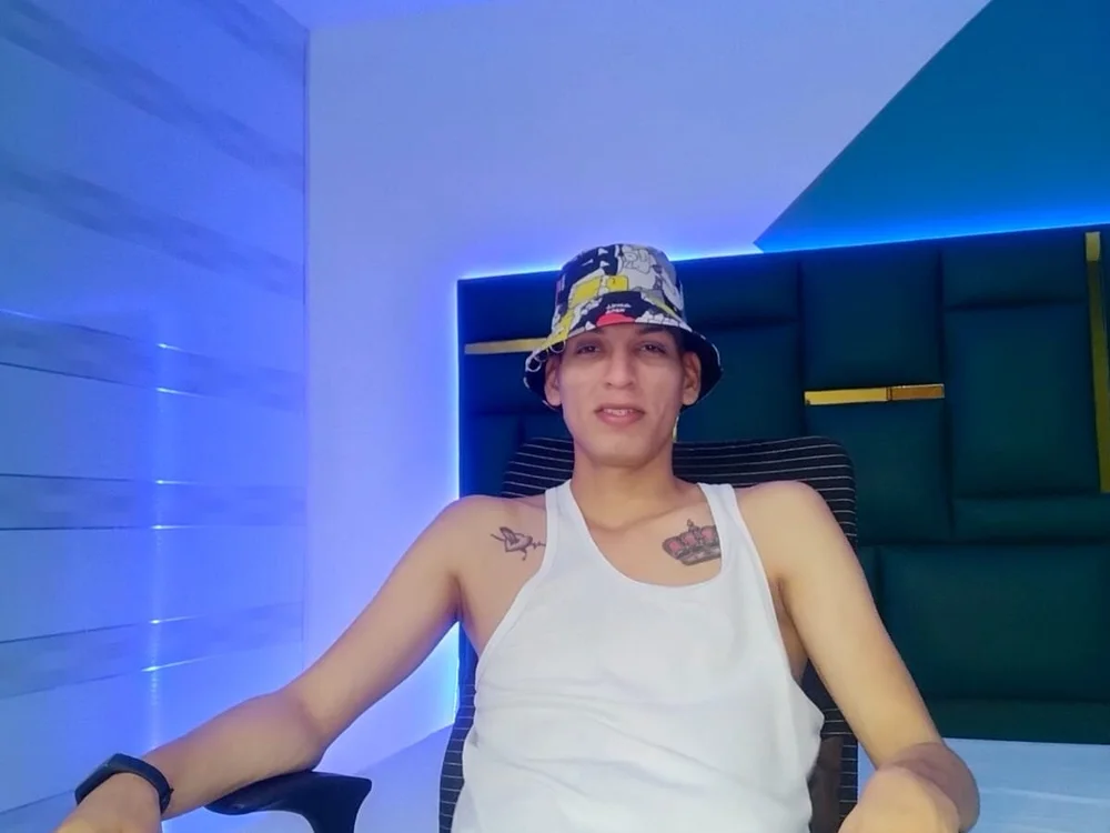 FlowwBigdicklatin's Offline XXX Chat