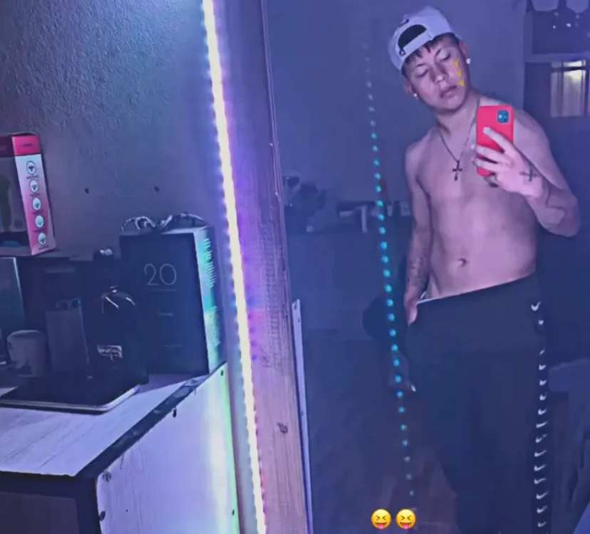 StripJuanci's Offline Chat Room