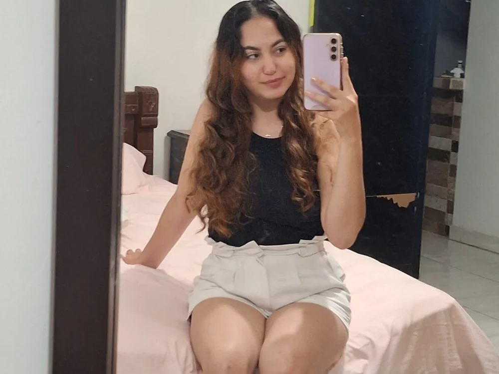 Adeelinna_'s Offline XXX Chat