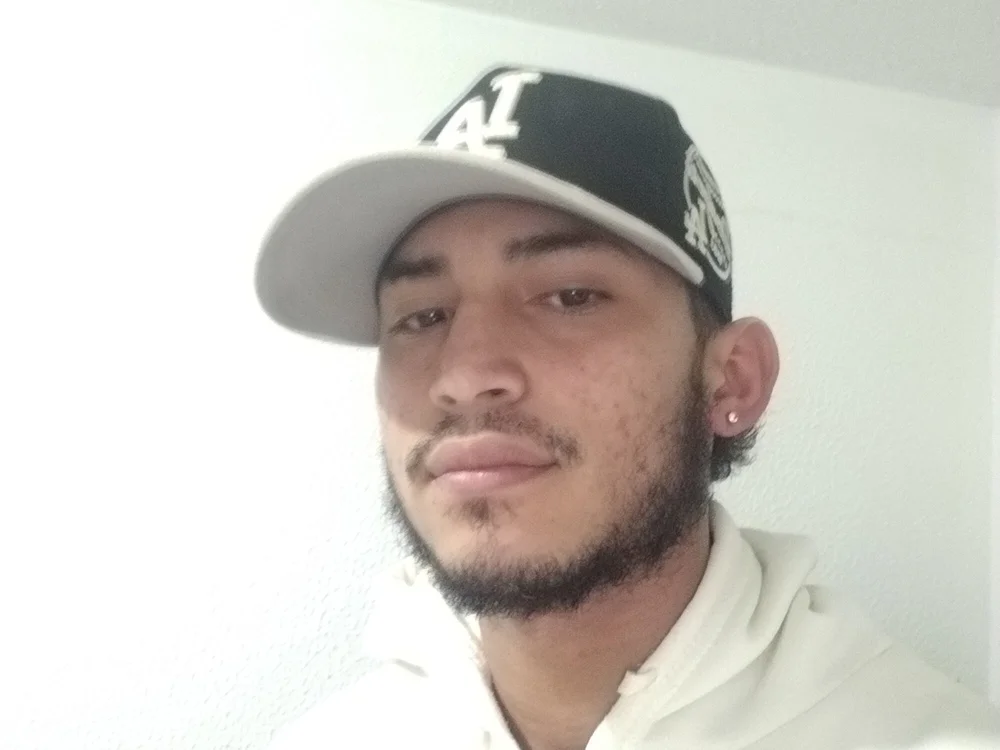 Luis3261 Adlı Modelin Çevrimdışı Sohbet Odası