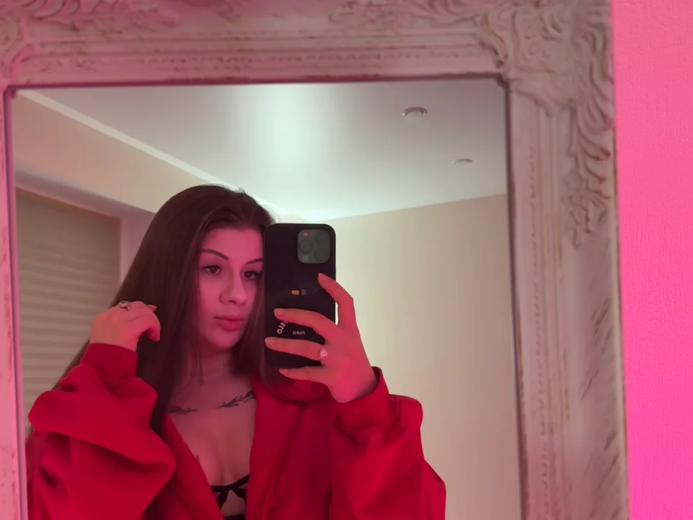 JuicyHelenX Adlı Modelin Çevrimdışı XXX Sohbeti