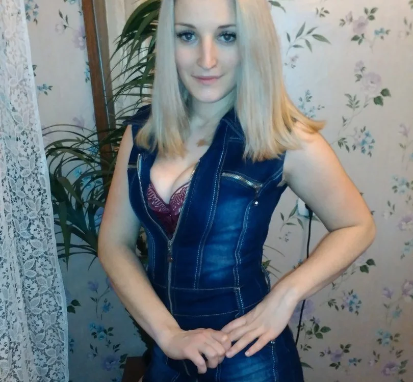 Ellie_Foxx's Offline Chat Room