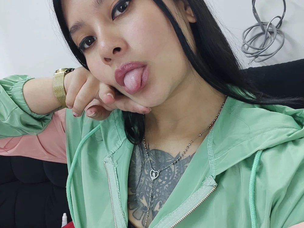 RUBI_REY69's Offline Chat Room