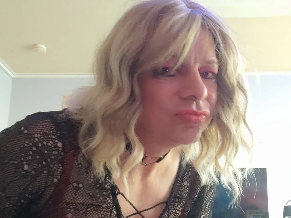 Sandra-Lara's most recent online preview