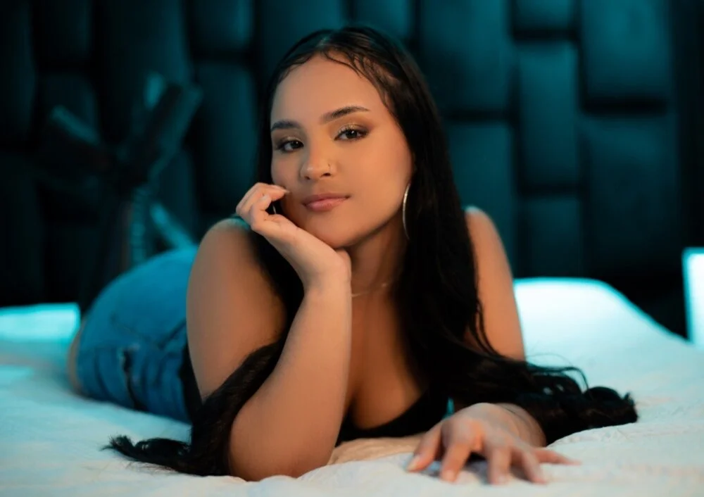 Bellaa_2's Offline Chat Room