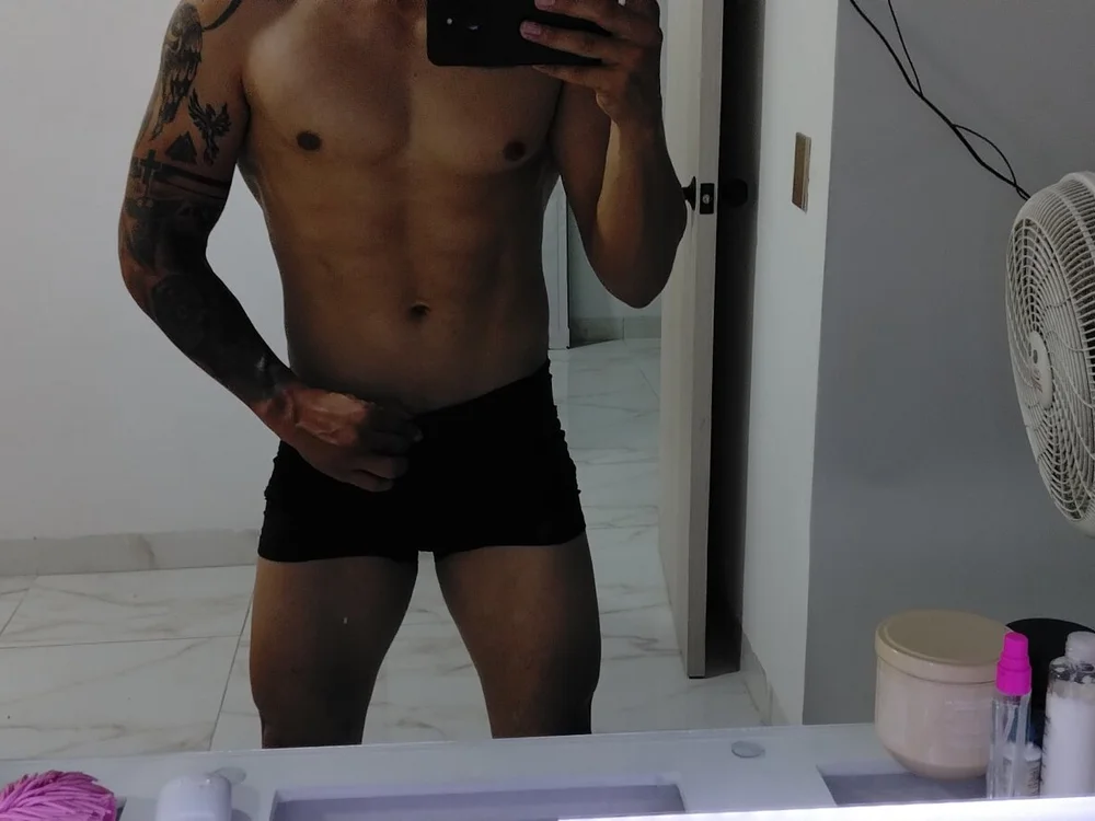 Latinos9882's Offline XXX Chat