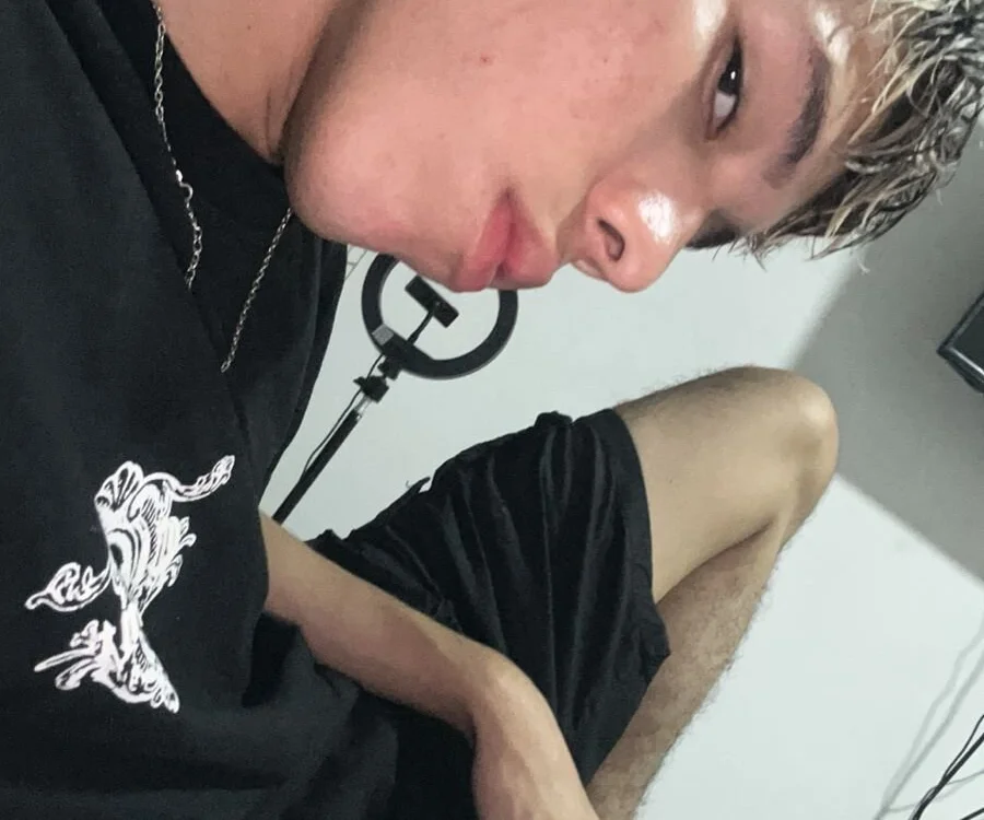 nico_naughtyboy's Live XXX Chat
