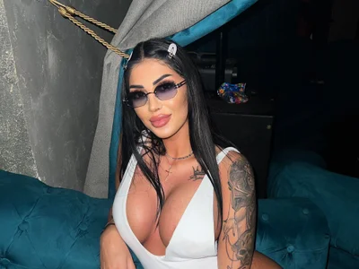 Nicole77777 Female C2c Webcam Striptease